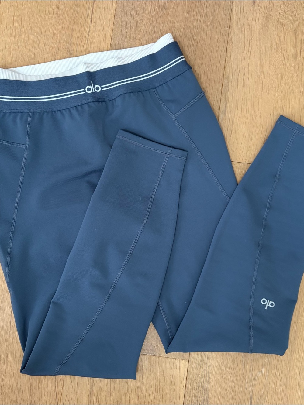 ALO NwT Bluestone white better together Airbrush leggings Highwaist